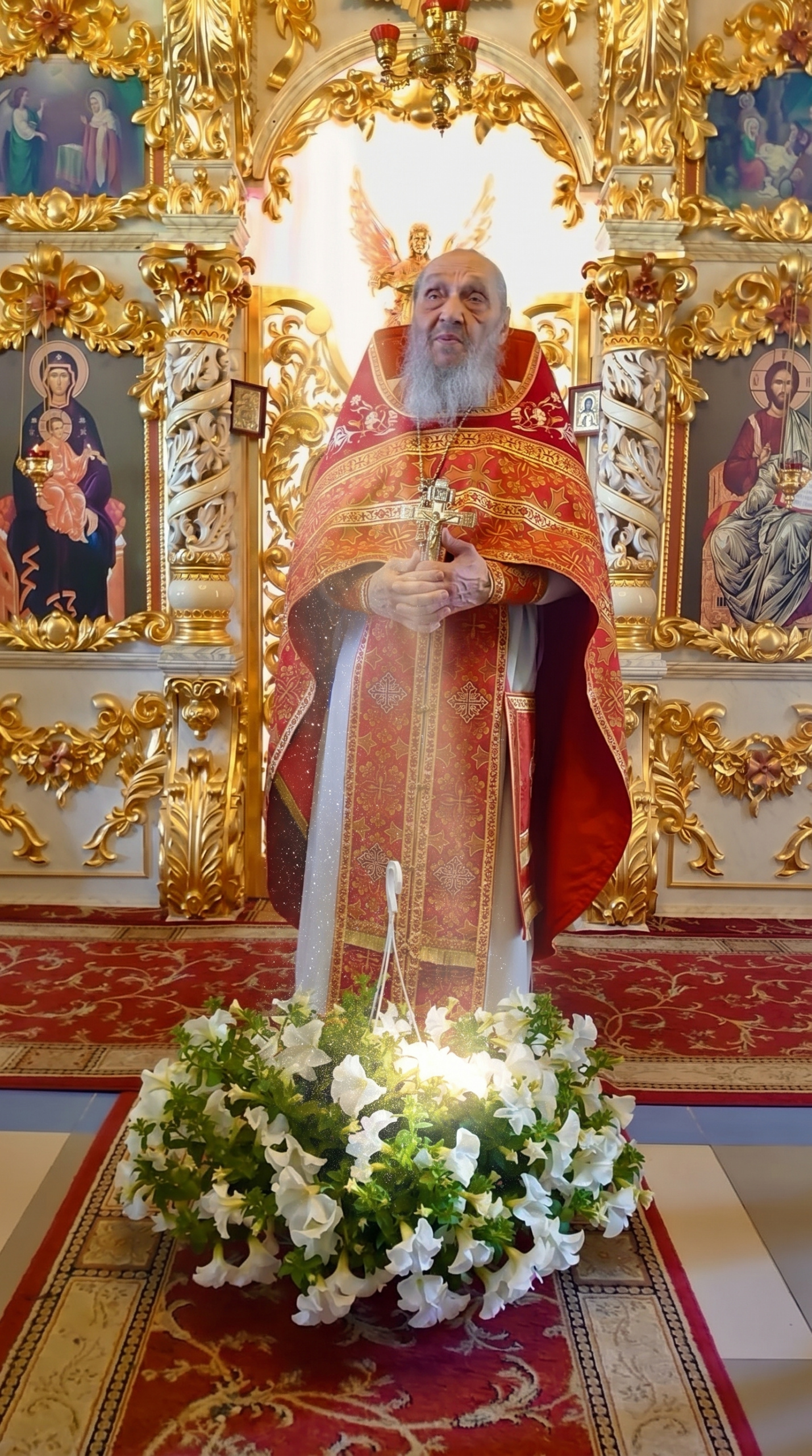 Протоиерей Евгений в храме перед иконостасом
