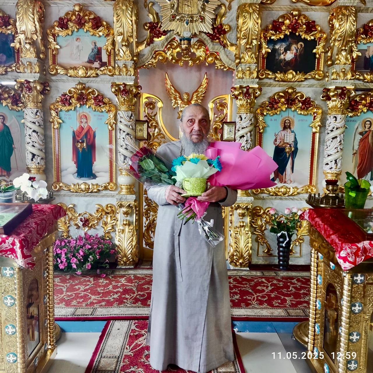Протоиерей Евгений с цветами в храме